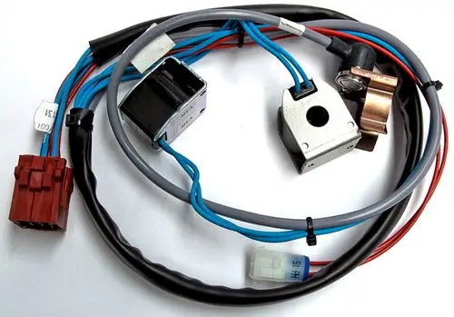 Schwarzes Kabelbaum-Set von Daikin mit verschiedenen Leitungen, Steckverbindungen und einem Magnetventil. Eignet sich für die Installation in Klimaanlagen.